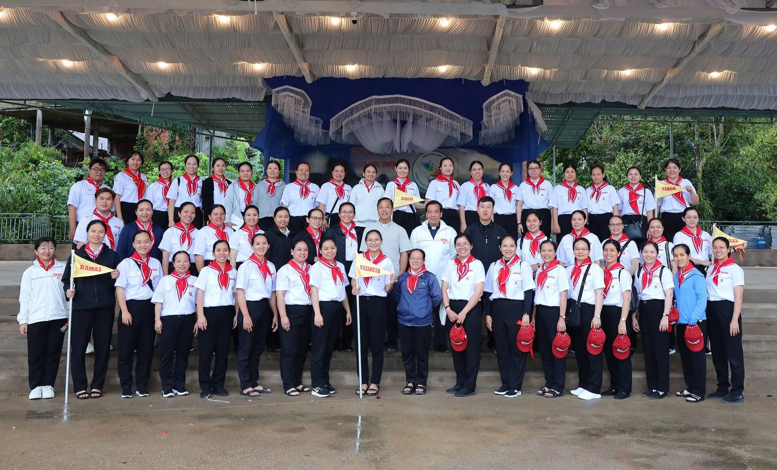Hội Dòng Mến Thánh Giá Mỹ Tho tổ chức Trại hè – Sa mạc Trợ Uý thực hành