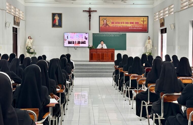 Học yêu thương những người phận nhỏ