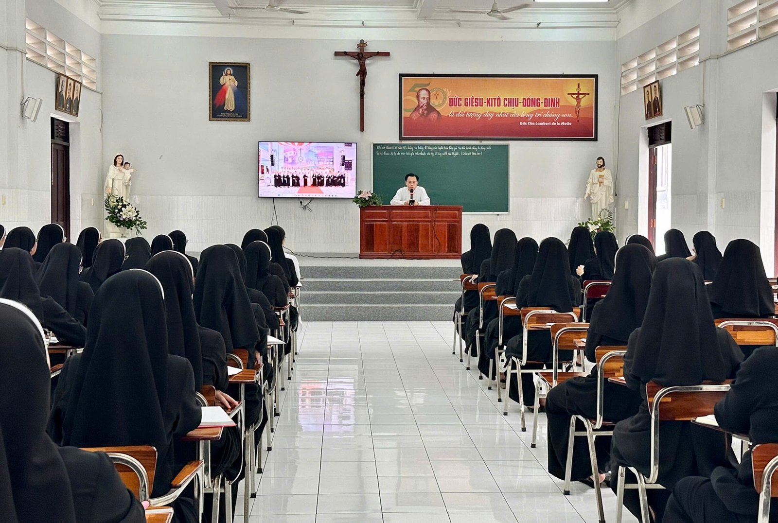 Học yêu thương những người phận nhỏ