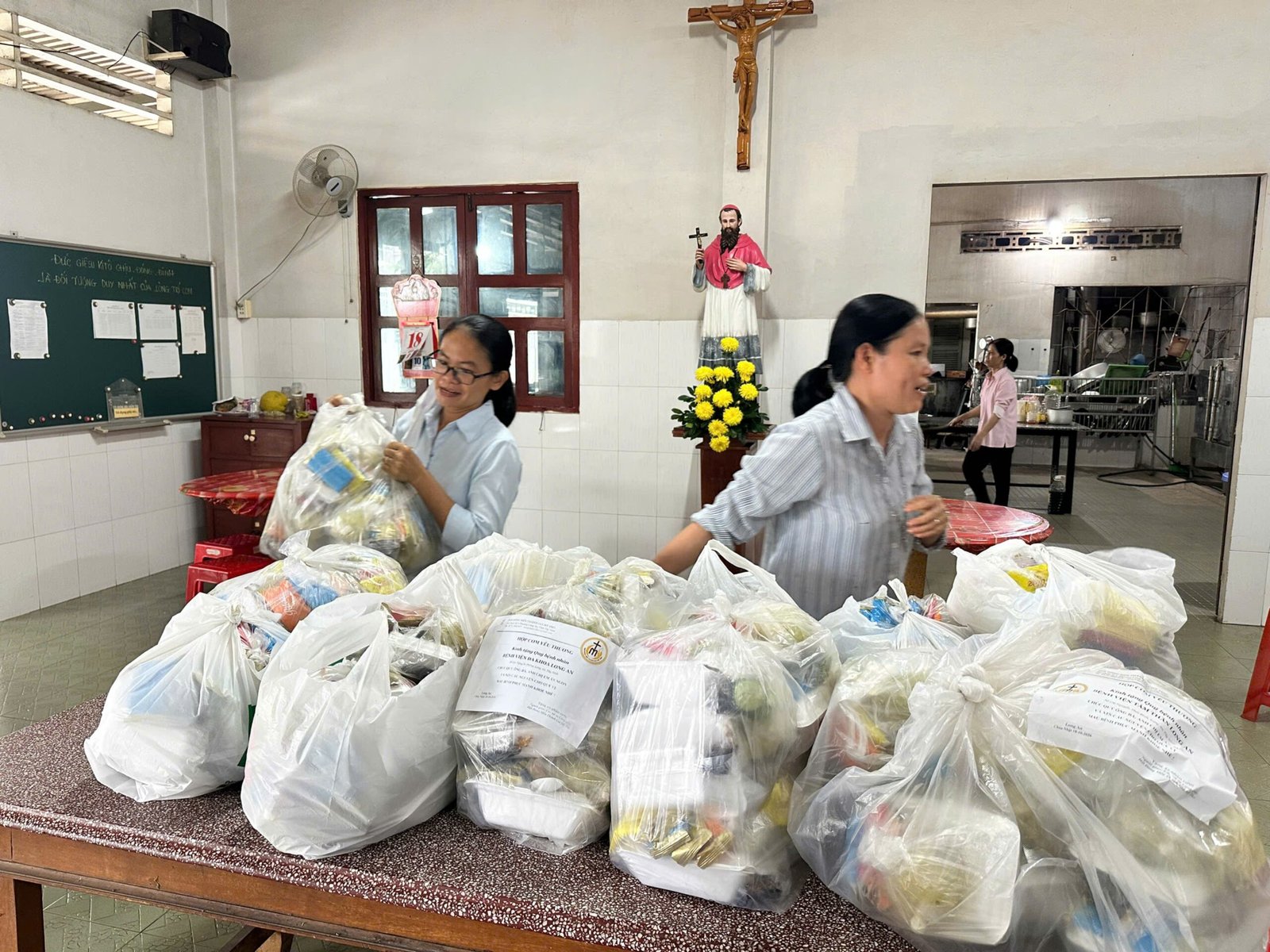 Hộp cơm gói trọn yêu thương